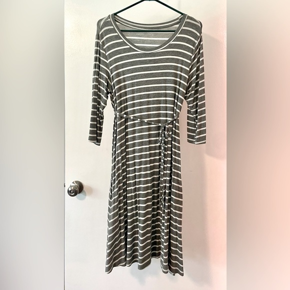 Latched Mama Dresses & Skirts - Latched Mama 3/4 Sleeve Swing Nursing Dress - Large / Grey & White Stripe